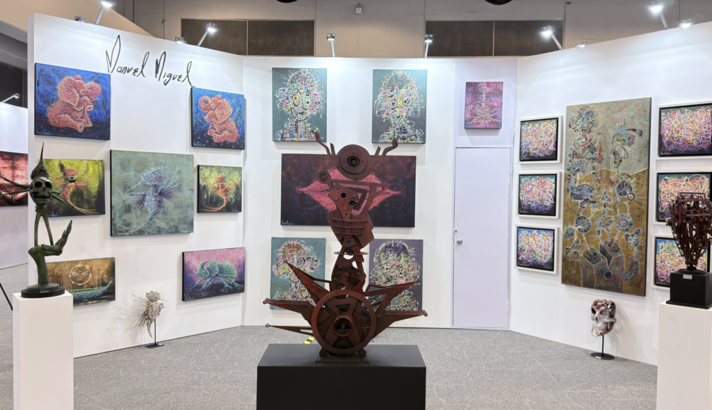 "El arte de contar historias: descubre cómo el talentoso artista oaxaqueño Manuel Miguel transforma la realidad en obras maestras de colores vibrantes"