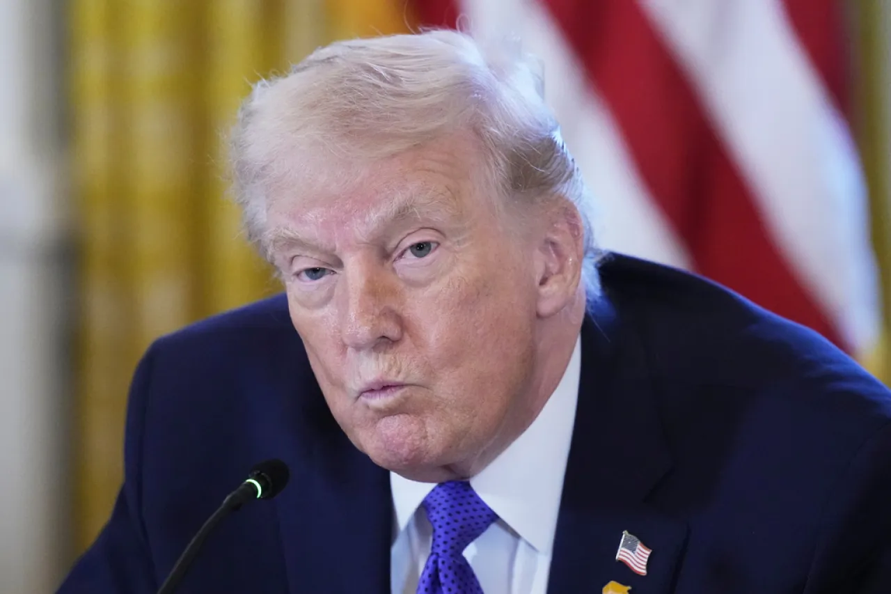 Trump evita responder sobre posible uso de la fuerza en Groenlandia, manteniendo su política de "sin comentarios"