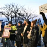"Minneapolis sumido en tensión luego de la trágica muerte de una estadounidense a cargo de los agentes del servicio de inmigración y sufrimiento nacional"