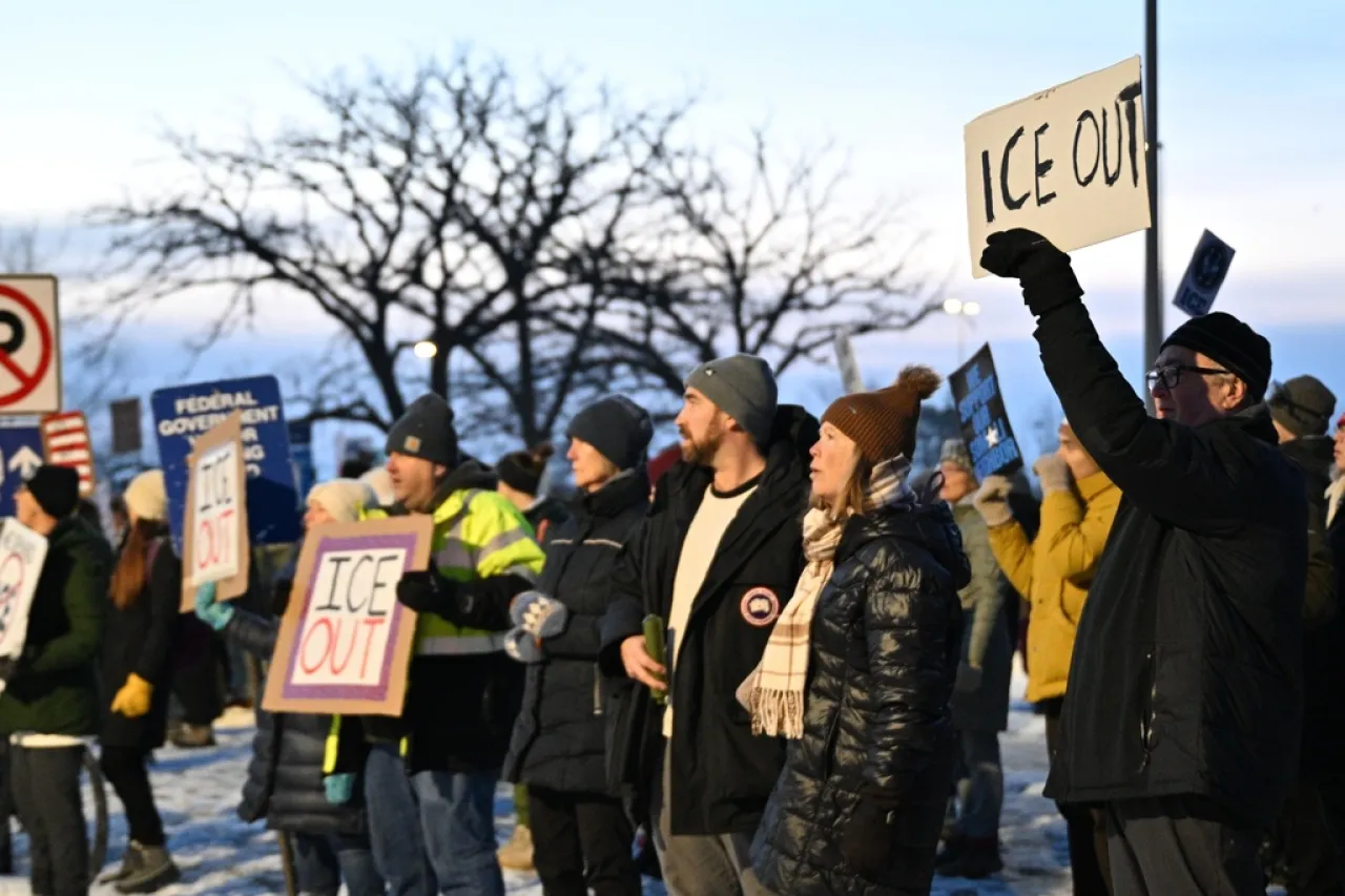 "Minneapolis sumido en tensión luego de la trágica muerte de una estadounidense a cargo de los agentes del servicio de inmigración y sufrimiento nacional"