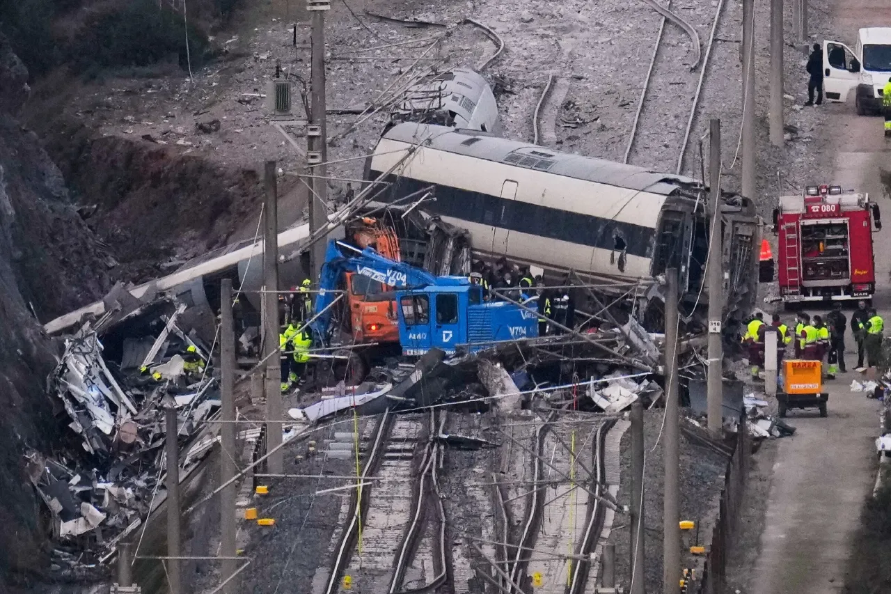 Después de dos días de tragedia, nueva alarmante alerta en la red ferroviaria española: un tren se estrella en plena ciudad barcelonesa.