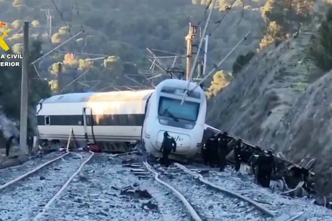 Tragedia en la Vía Larga: Muertes multiplicadas por la colisión entre dos trenes en España, suma 39 víctimas fatales.