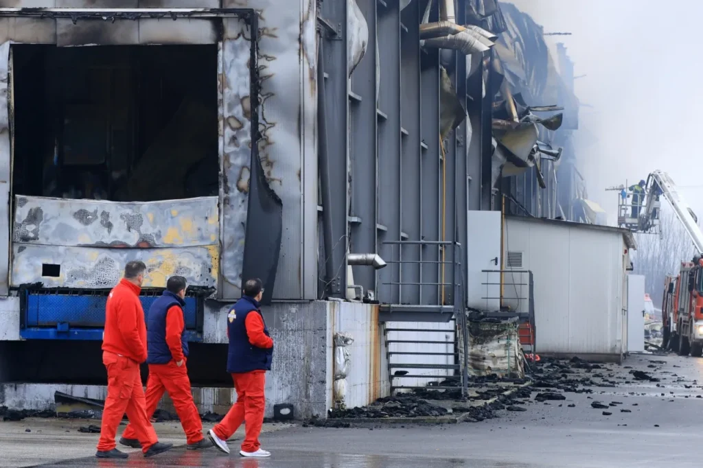 Estallido e incendio en fábrica de galletas en Grecia mata a 5 trabajadores