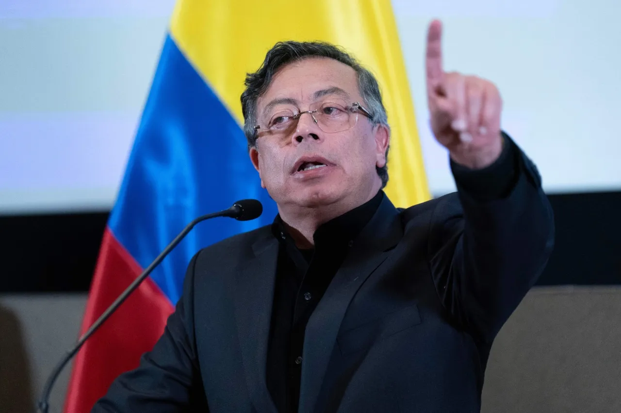 Petro llama a las calles para defender el aumento salarial frente a la justicia