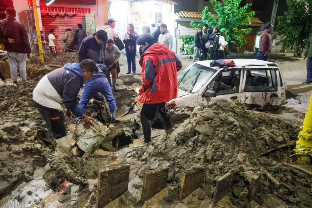 Mueren dos personas y desaparece un policía tras fuertes lluvias en Perú