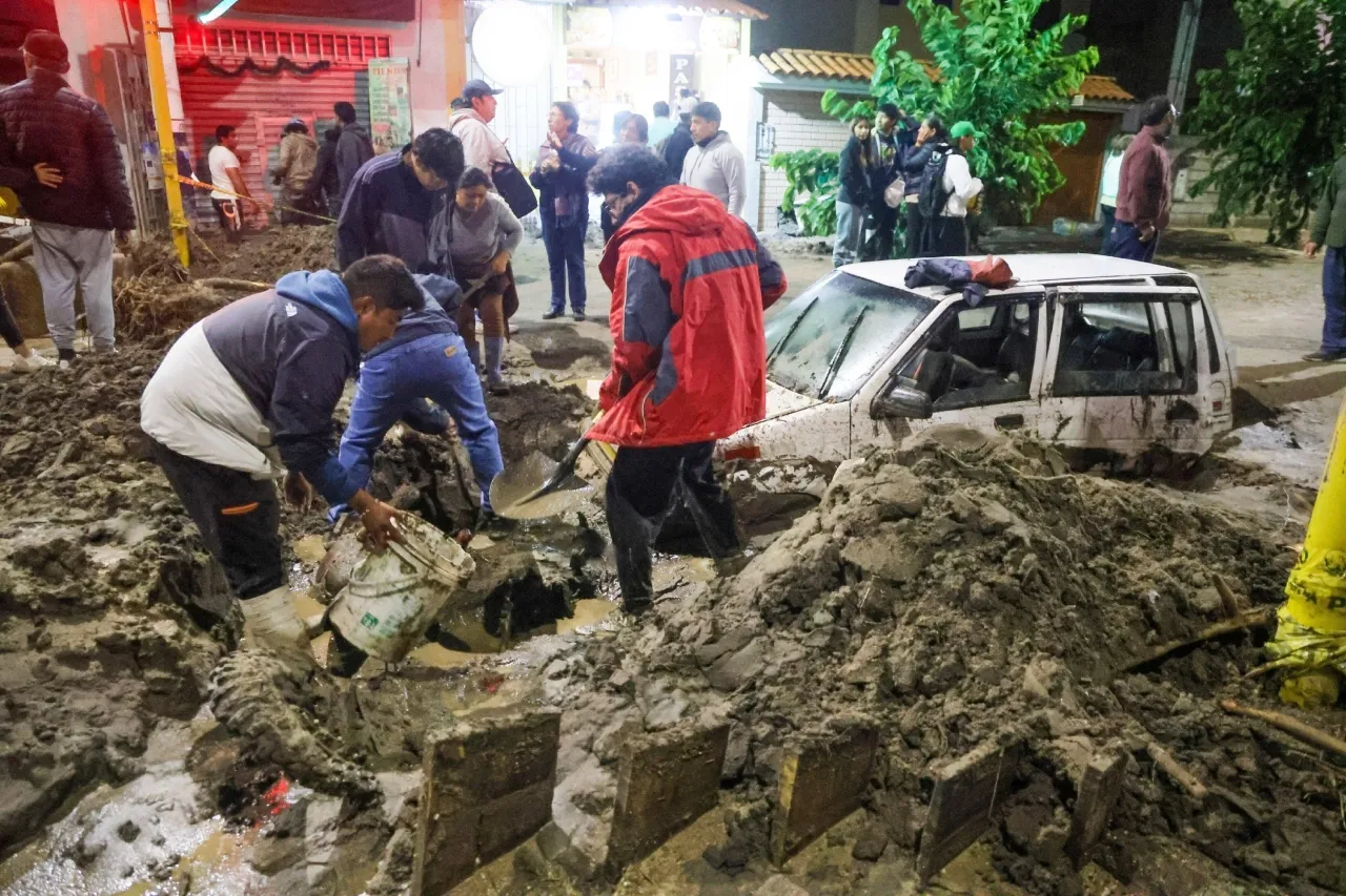 Mueren dos personas y desaparece un policía tras fuertes lluvias en Perú