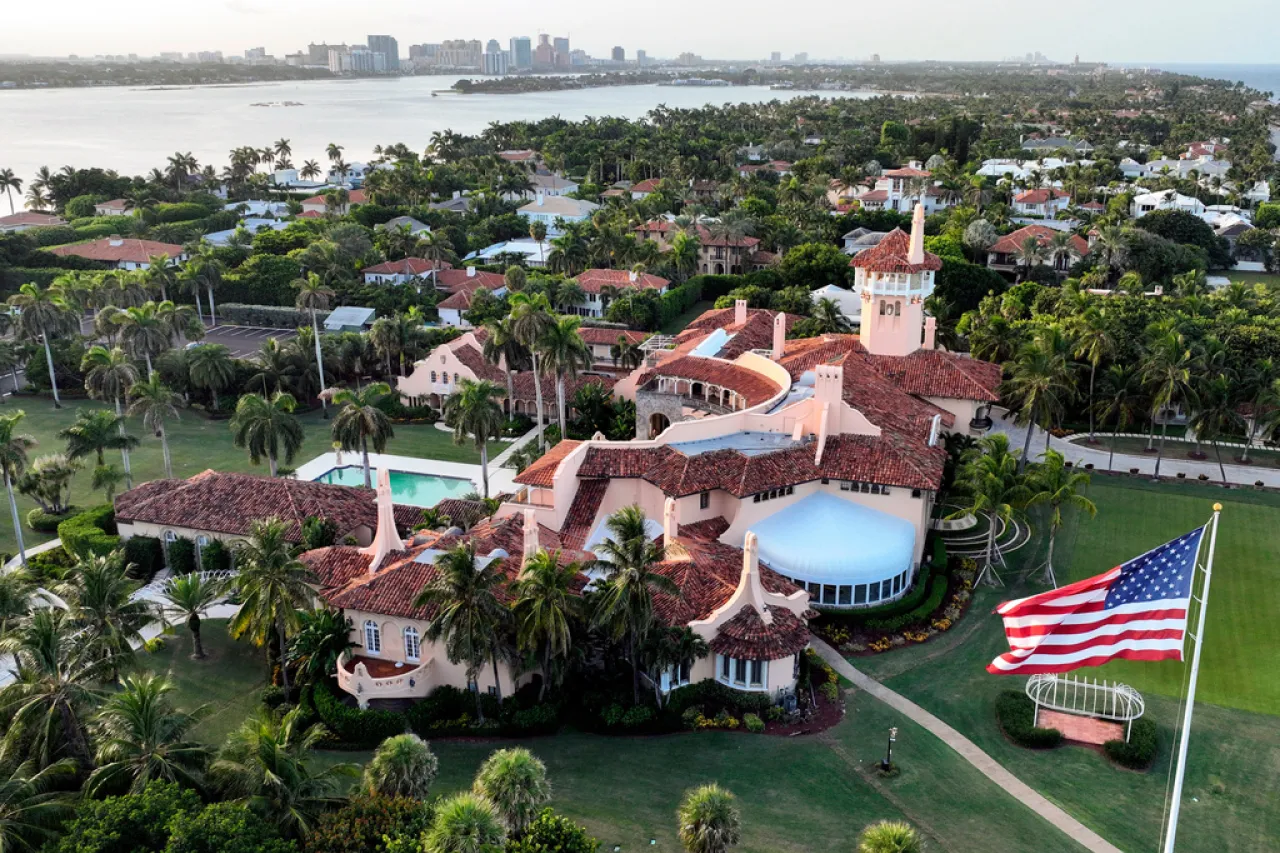 Mata Servicio Secreto a intruso armado en residencia de Trump