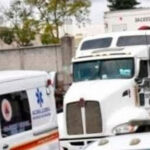 Tras ser revisados migrantes que estaban encerrados en un tráiler en Xalapa, autoridades encuentran que fueron inyectados para no orinar