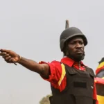 Huye Bobi Wine de Uganda por persecución