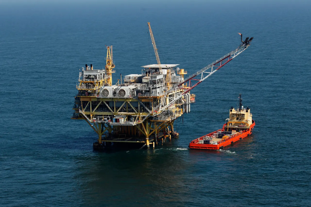 Guerra con Irán amenaza suministro mundial de petróleo