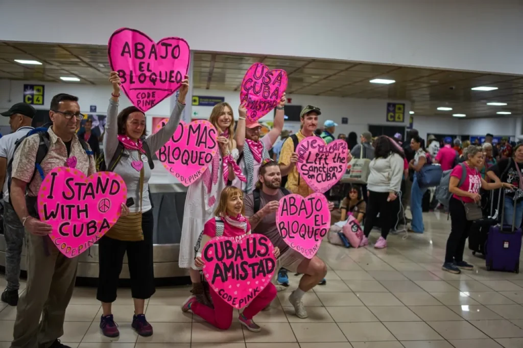 Entrega caravana internacional ayuda humanitaria a Cuba