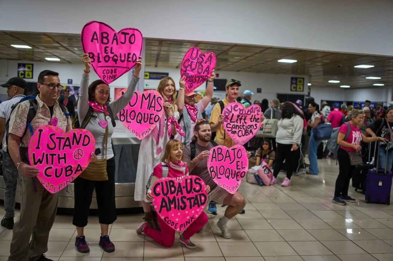 Entrega caravana internacional ayuda humanitaria a Cuba