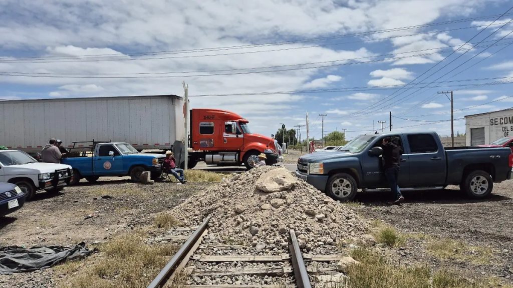 Agricultores en Jiménez liberan bloqueo ferroviario ante reunión con federación este viernes thumbnail