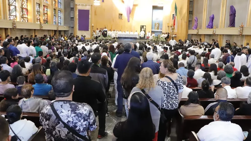 Renuevan sacerdotes sus promesas durante Misa Crismal 2026 en la Catedral de Juárez thumbnail