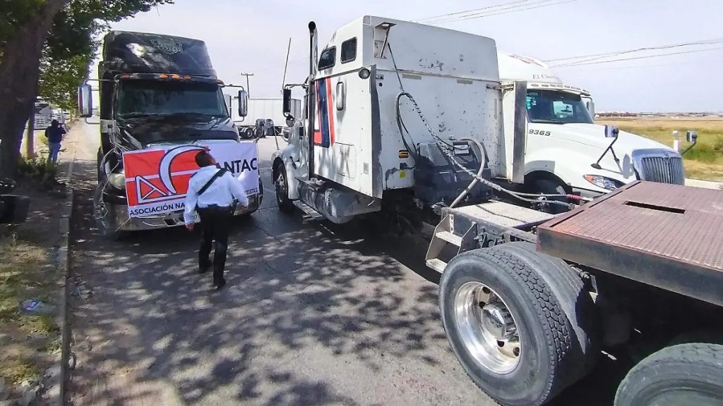 Transportistas bloquean carretera Panamericana en Juárez thumbnail