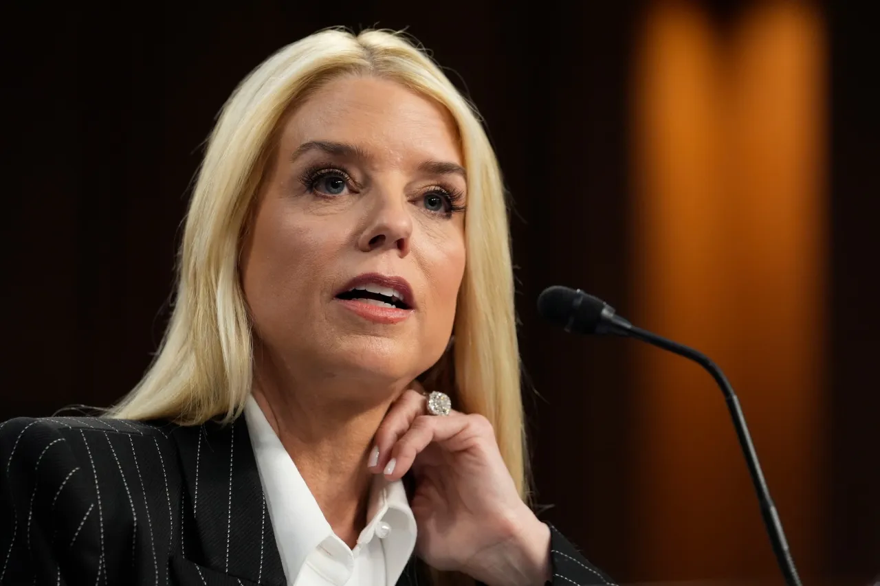 Remueve Trump a Pam Bondi como fiscal general