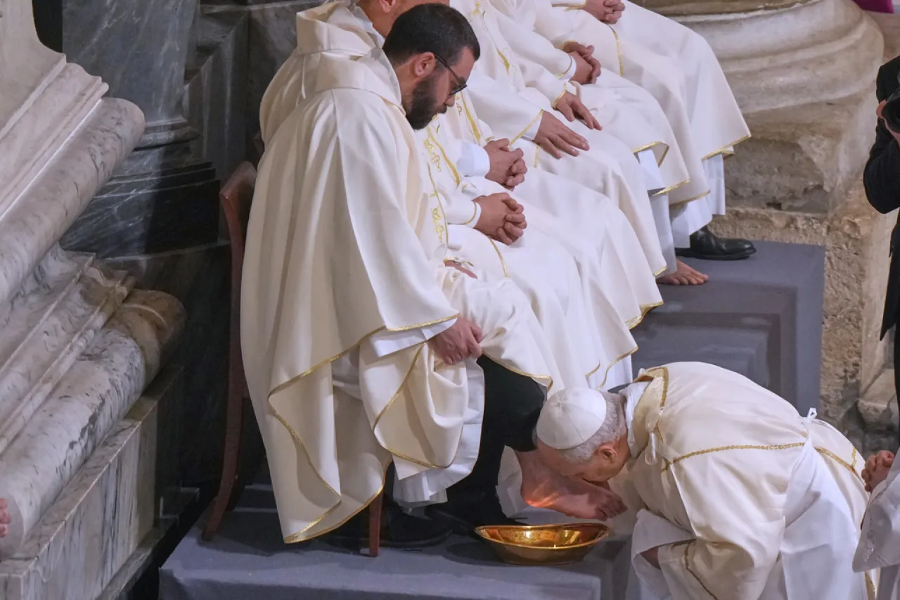 Celebra papa León XIV lavatorio de pies a sacerdotes en Jueves Santo