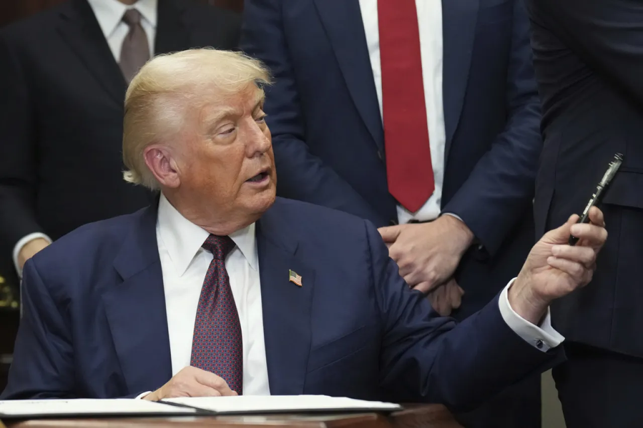 Anuncia Trump aranceles de hasta 100 por ciento a fármacos patentados